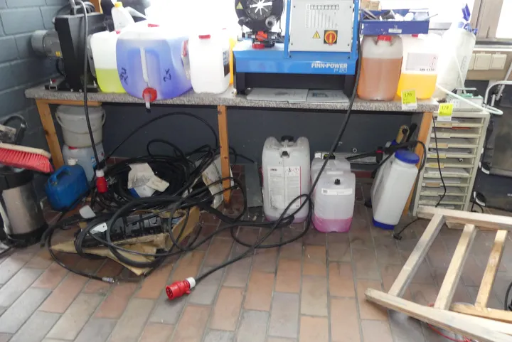 Konvolut Divers, mit Werkbank Eigenbau Maße in cm ca. 220x60x70